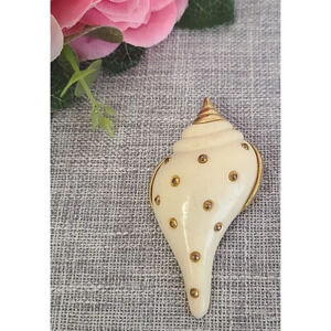Vintage Seashell Shaped Brooch‎